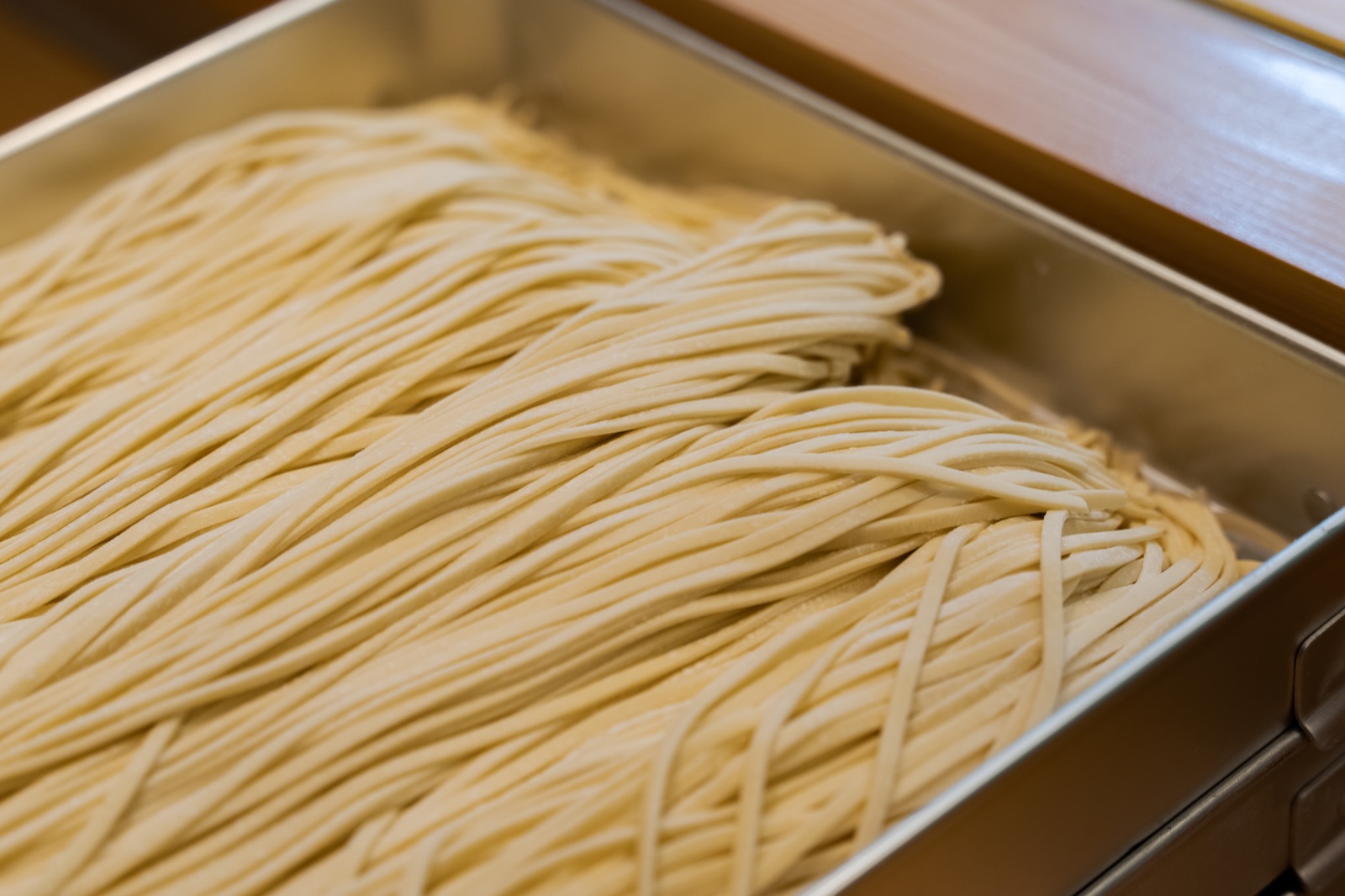 店内で打ち立てる自家製生麺